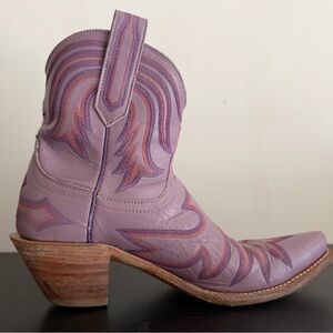 Limited Release Lilac Lucchese Pris